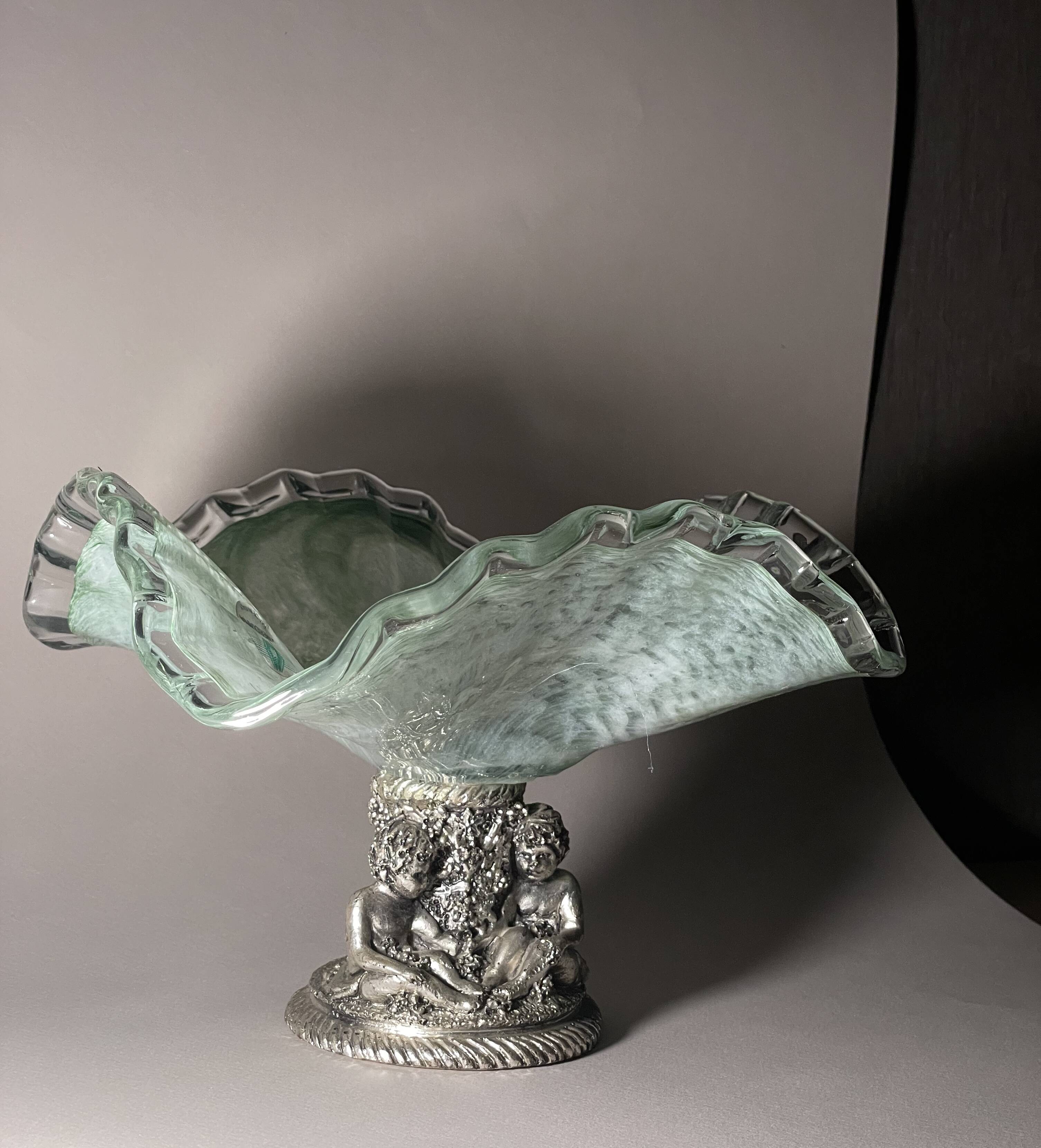 Centrepiece bowl LA MERIDIANA in blown glass on a silver pedestal.