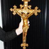 crucifix ancien en platre  doré