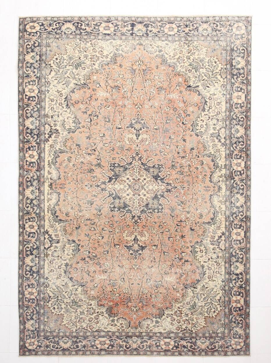 Vintage Turkish rug in red and beige with floral medallion, 199 × 288 cm