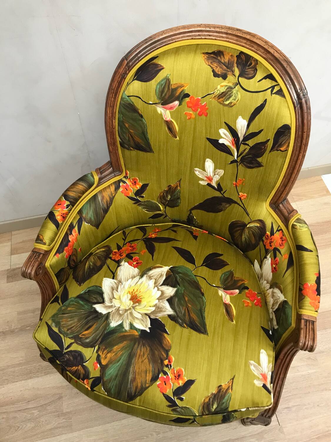 Fauteuil Bergère à coussin de style louis XVI retravaillee
