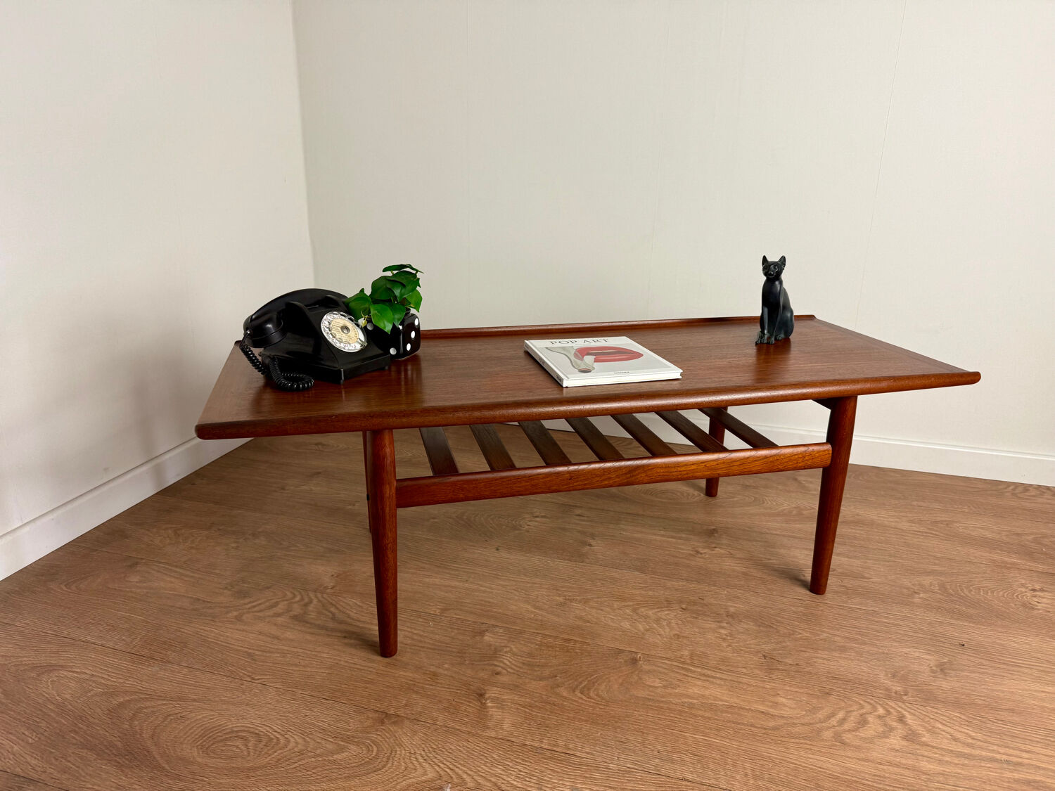 Table basse scandinave attribuée à Grete Jalk – Années 60