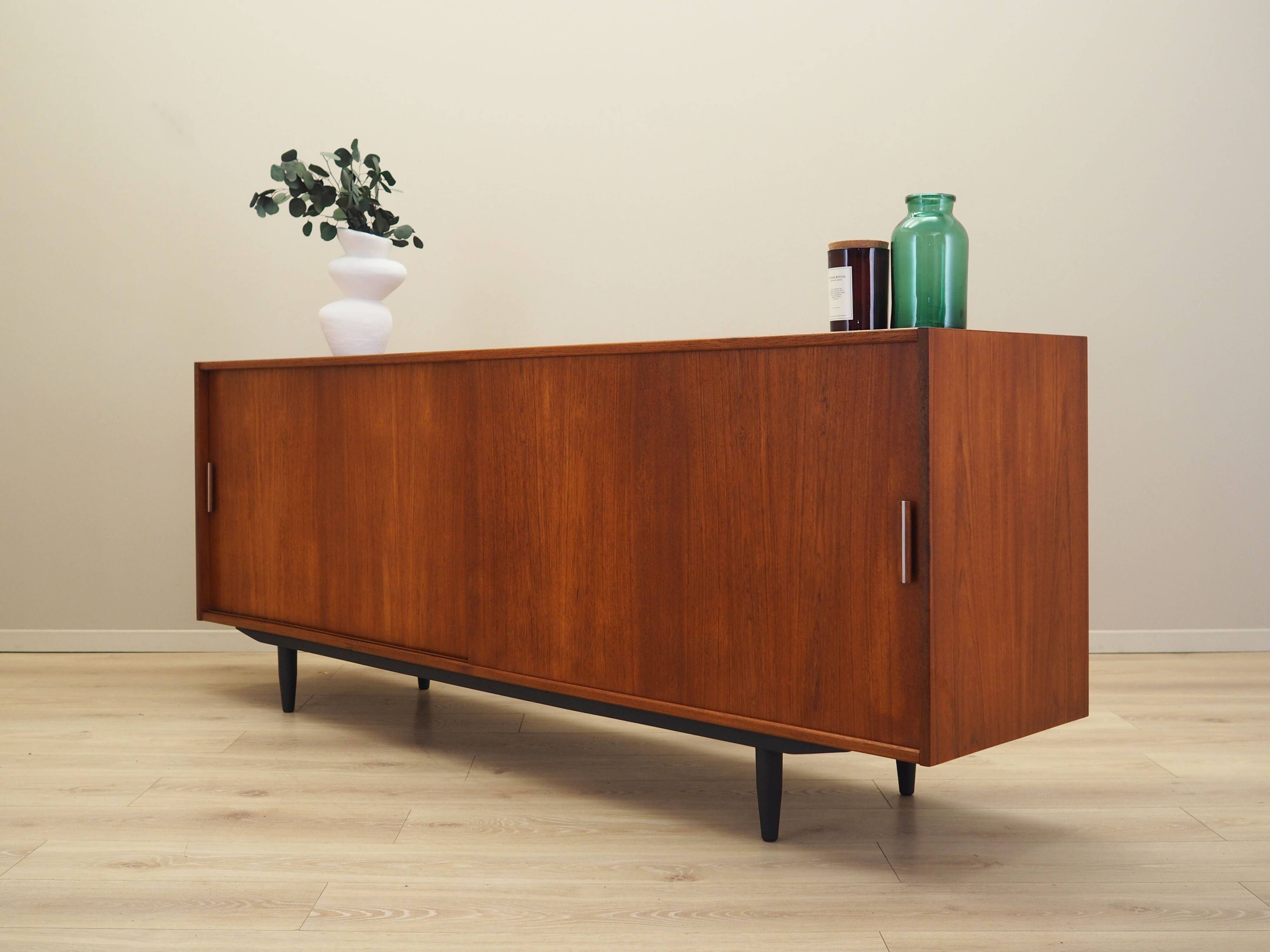 Buffet en teck, design danois, années 1970, production : Danemark