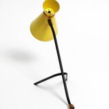 Grande lampe de table sur trépied de style mid-century moderne avec abat-jour diabolo jaune.