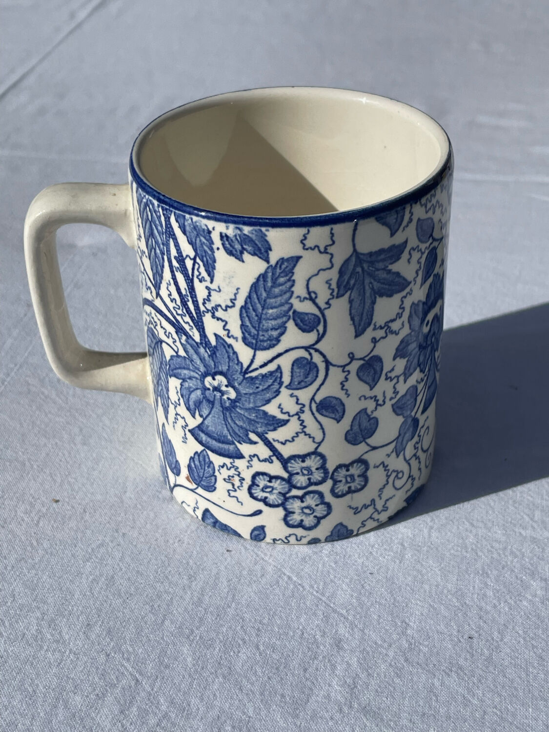 Mug cup with foliage decoration
