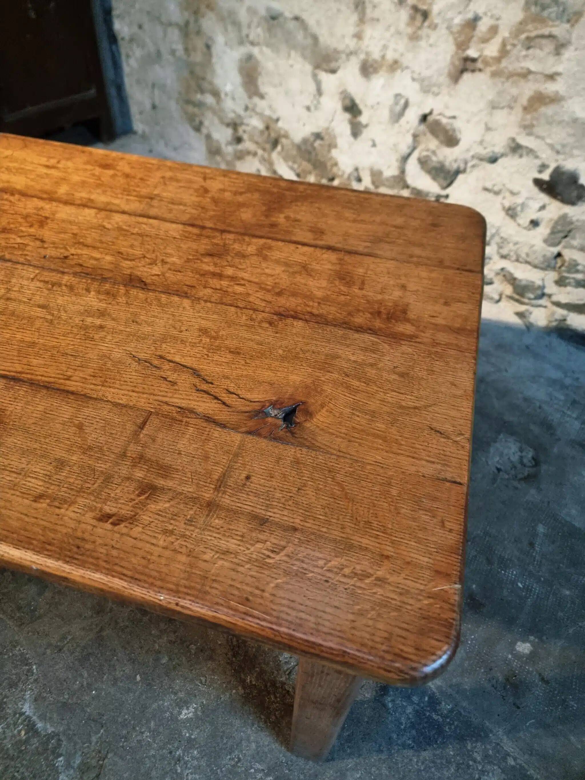 Table vintage en chêne français avec finition vernie d'origine
