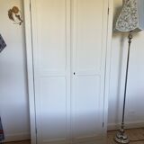 Armoire parisienne vintage – intérieur fleuri framboise – pièce unique