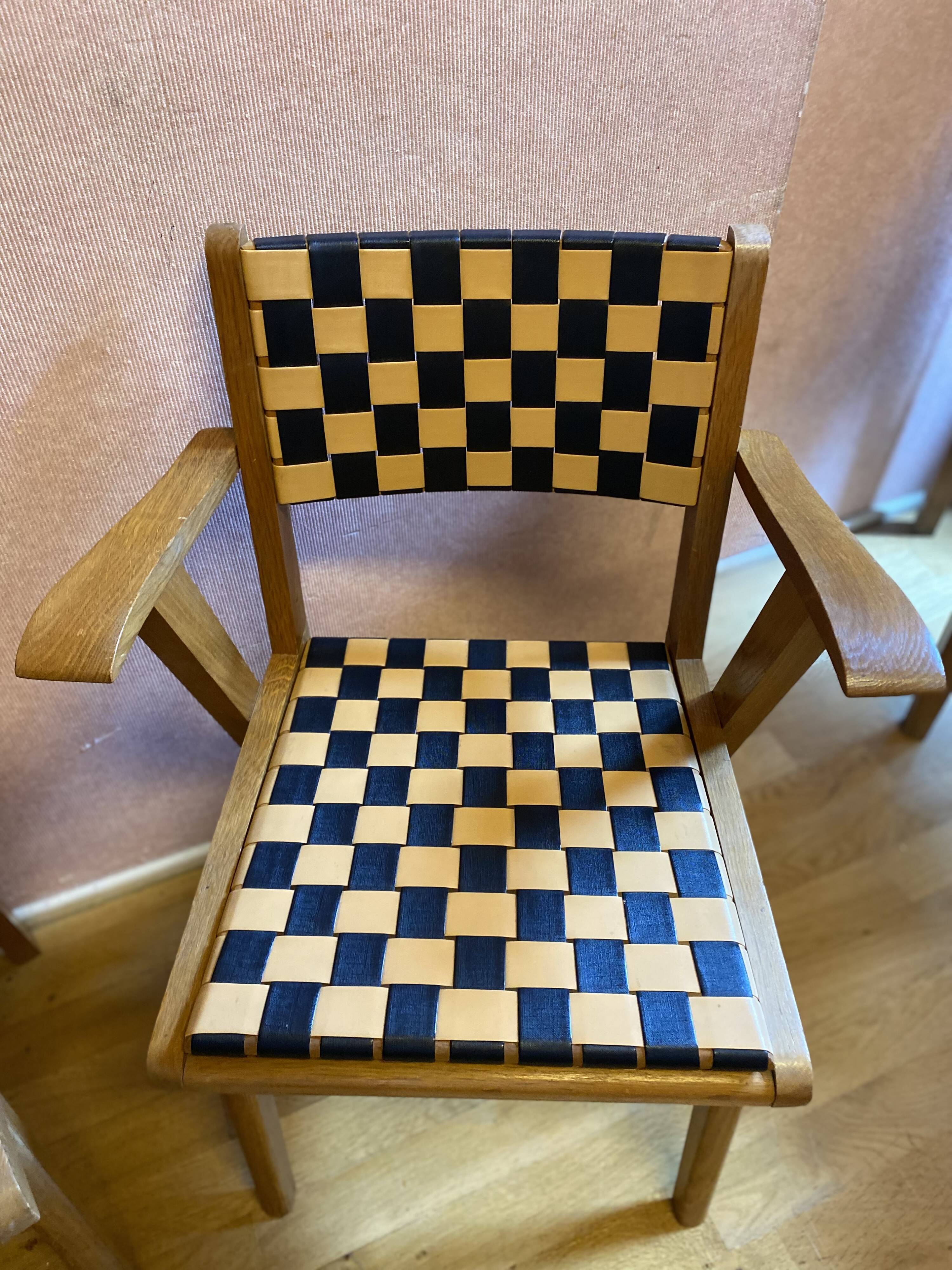 Paire de chaises des années 50 en chêne dorées.