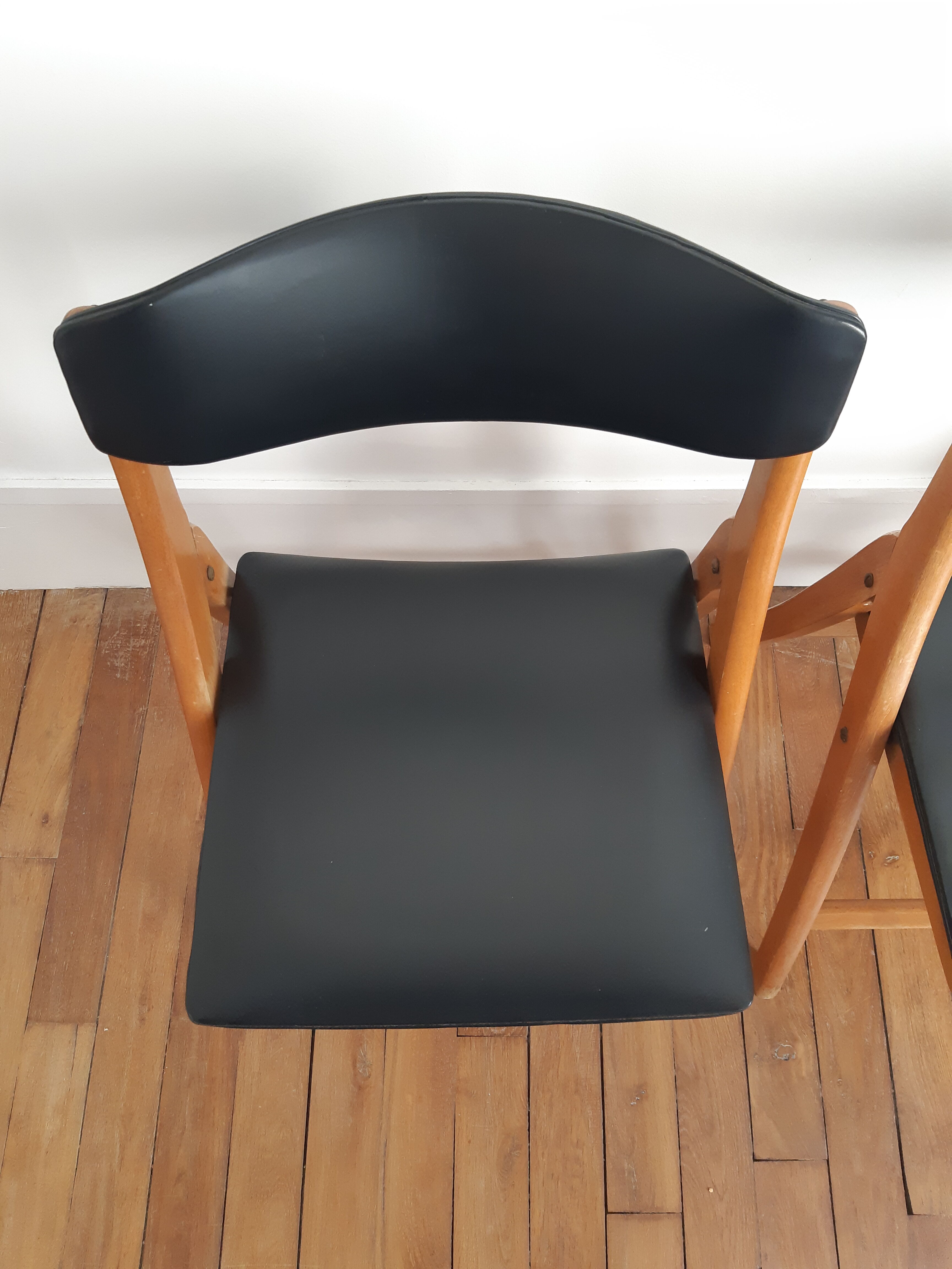 Set of 2 folding chairs in wood and skai