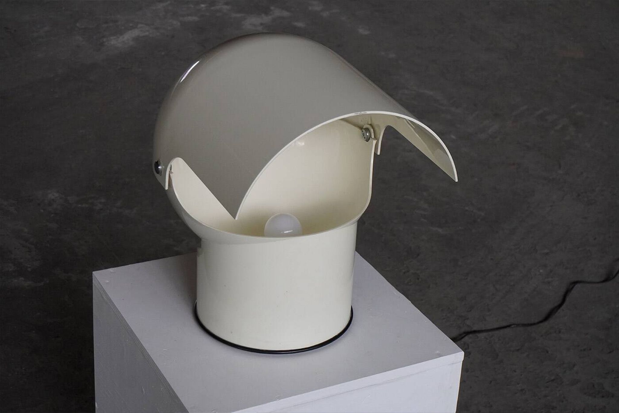 Large “Pileo Mezzo” table lamp by Gae Aulenti for Artemide, Italy 1970s