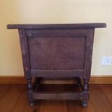 Un lot de deux tables de chevets