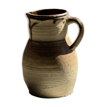 Carafe ancienne en terre cuite beige mate H24 l16