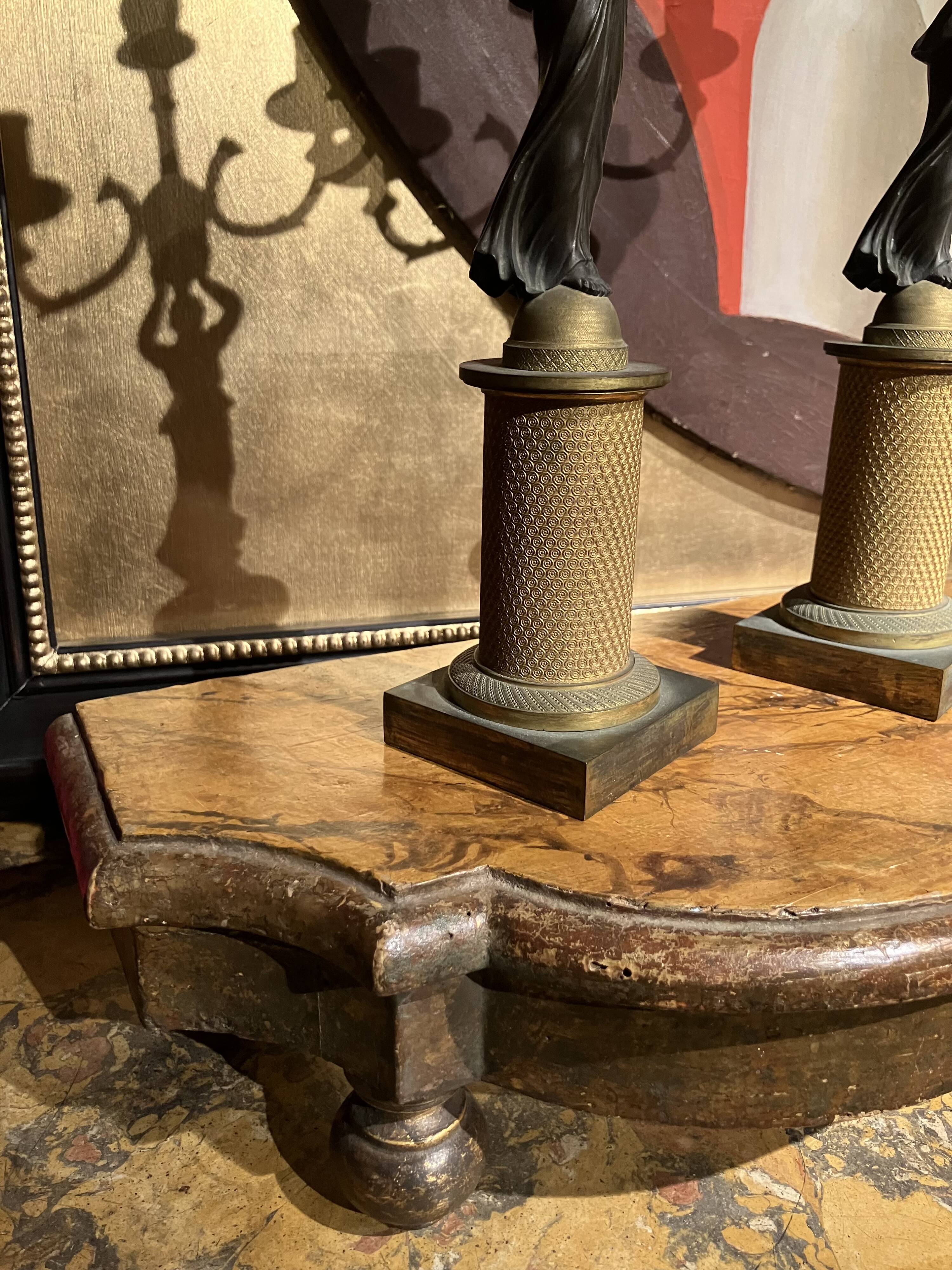 Ancient Italian pedestal, gilded carved wood, faux yellow Siena marble, 19th century.
