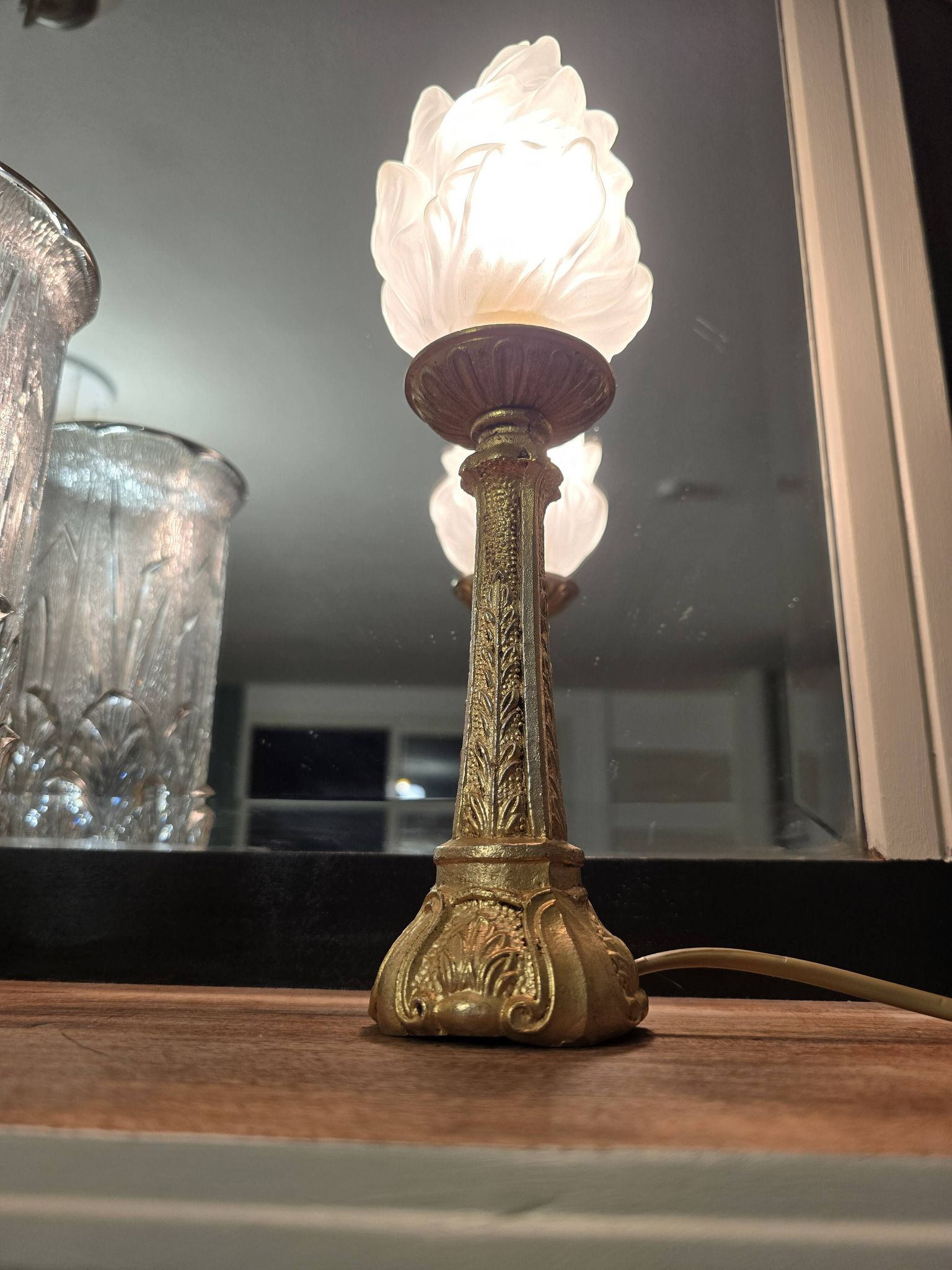 Lampe à poser pied laiton et globe flamme vintage 
