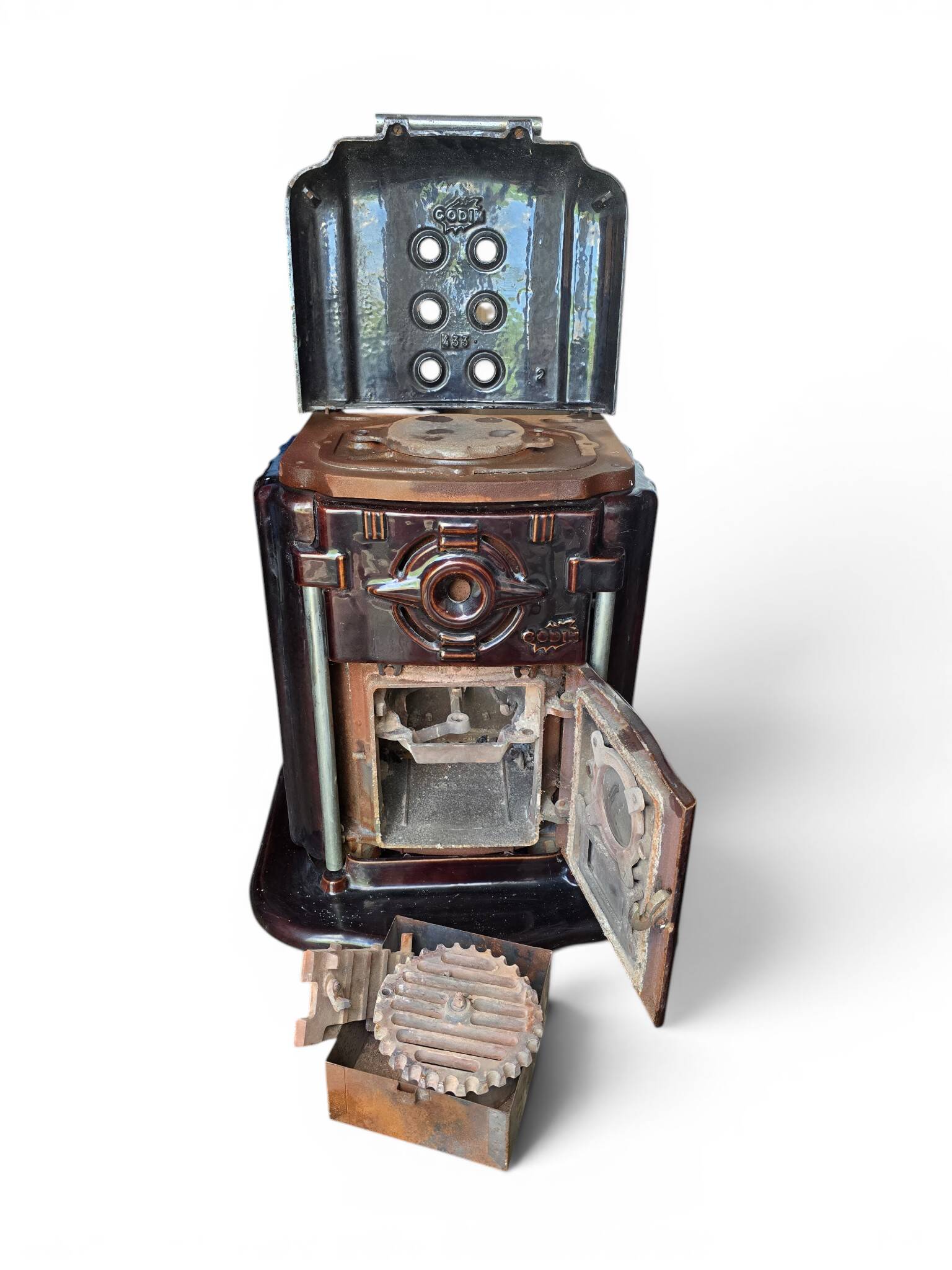 Vintage Godin Art Deco cast iron stove in aubergine enamel.