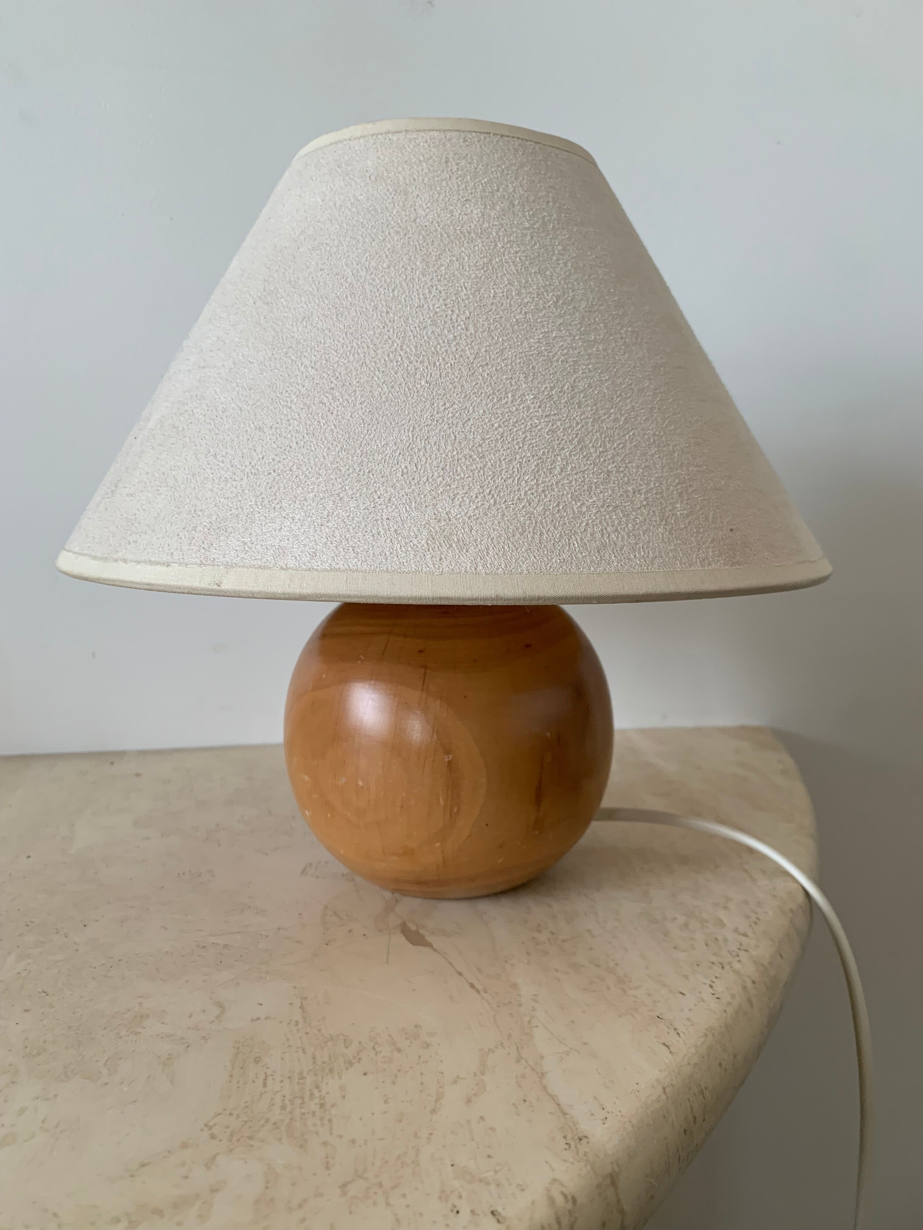 Lampe boule  en bois blond vintage