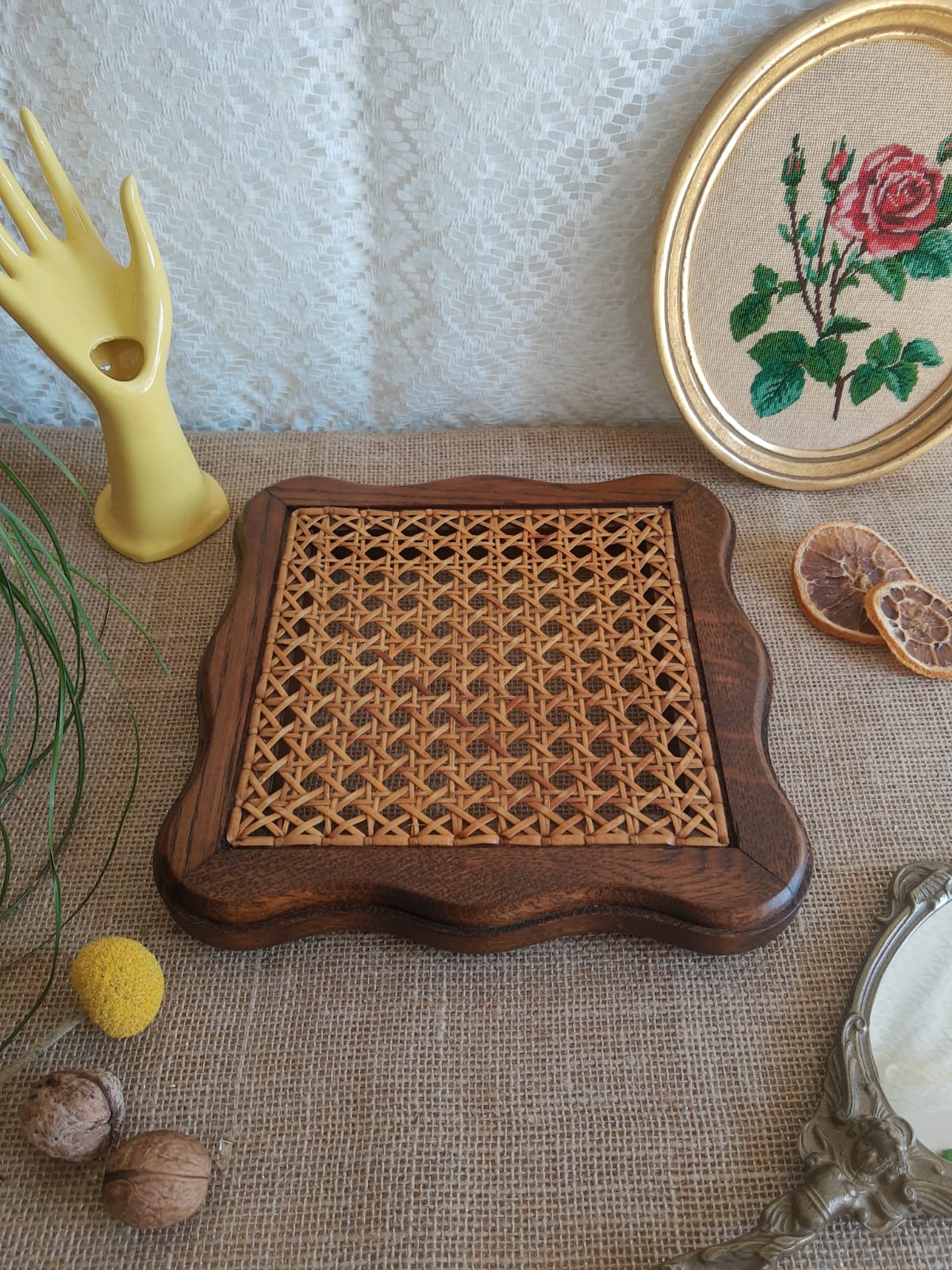Dessous de plat bois et cannage vintage