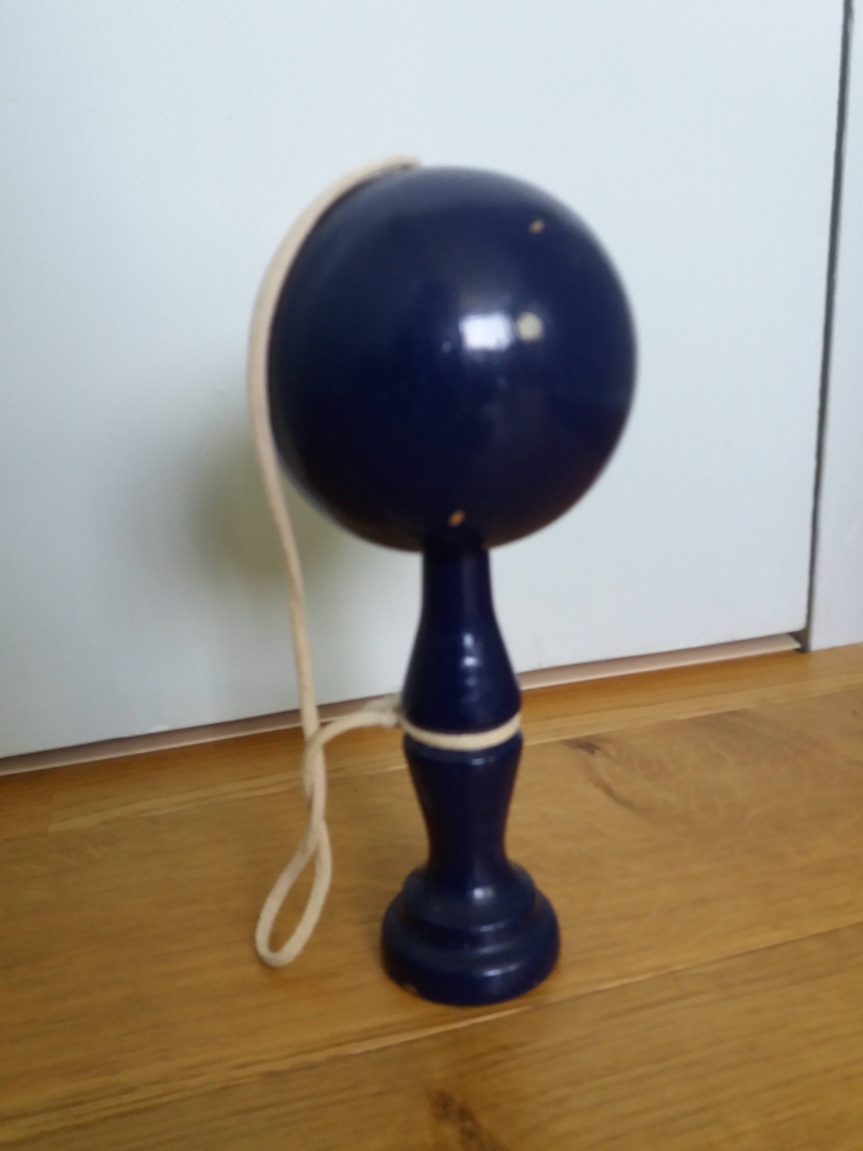 Bilboquet ancien bois laqué bleu