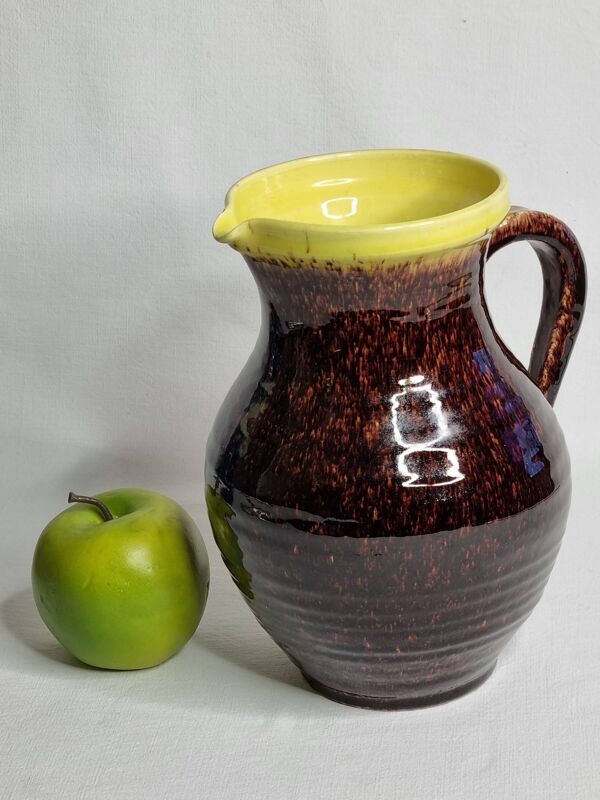 Pichet en grès émaillé brun et jaune – signé Accolay – 24 cm