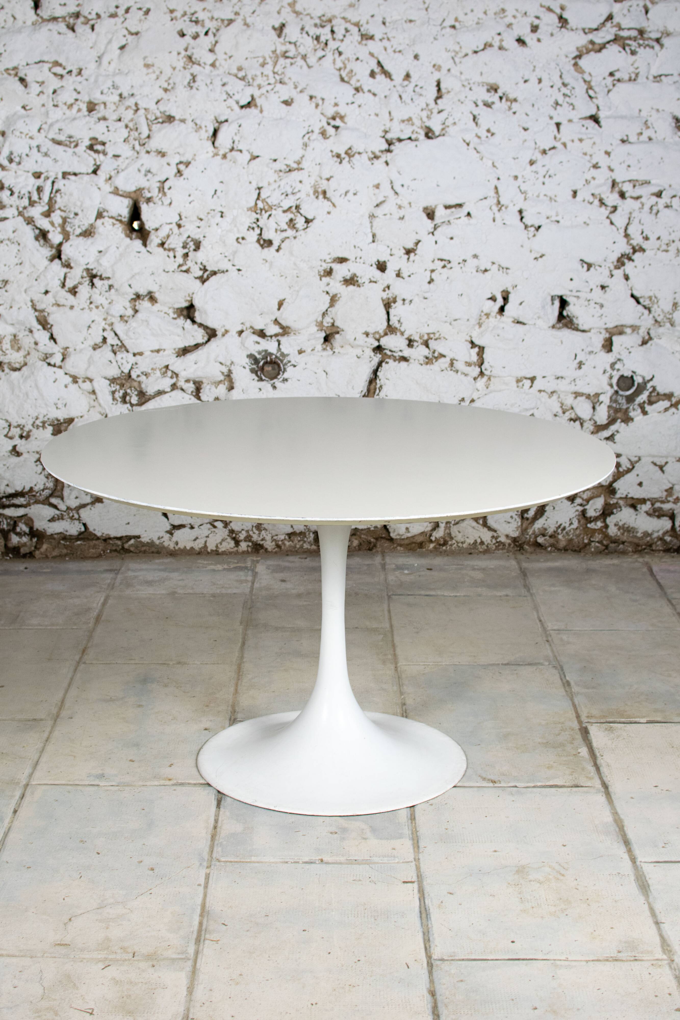 Vintage tulip table 1970