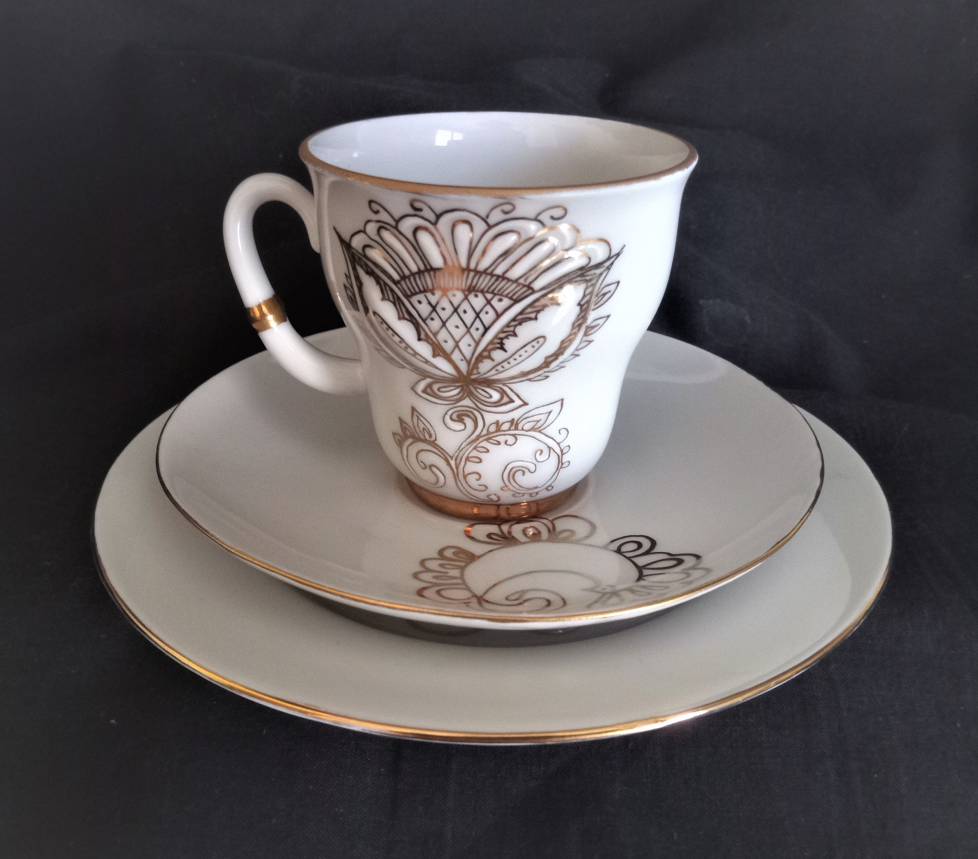 Lomonosov 29-piece porcelain coffee set, cast patterns enhanced with 24k gold