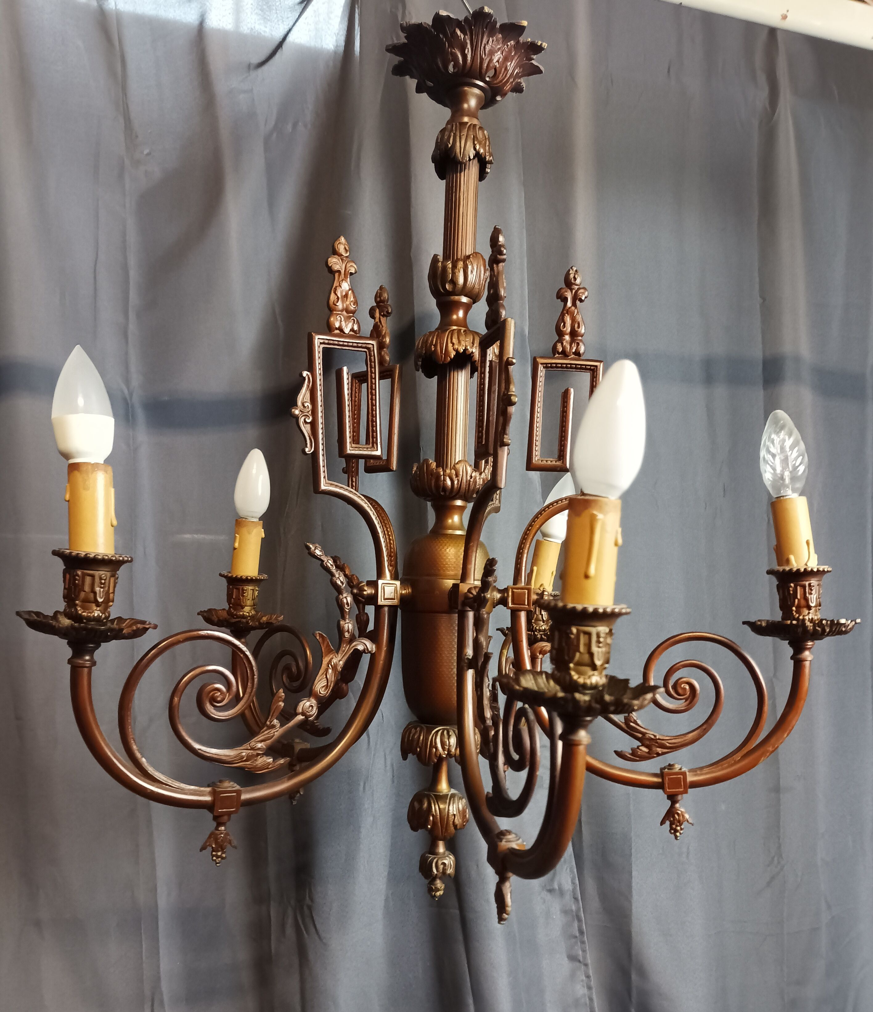 Louis XVI chandelier in bronze and brass