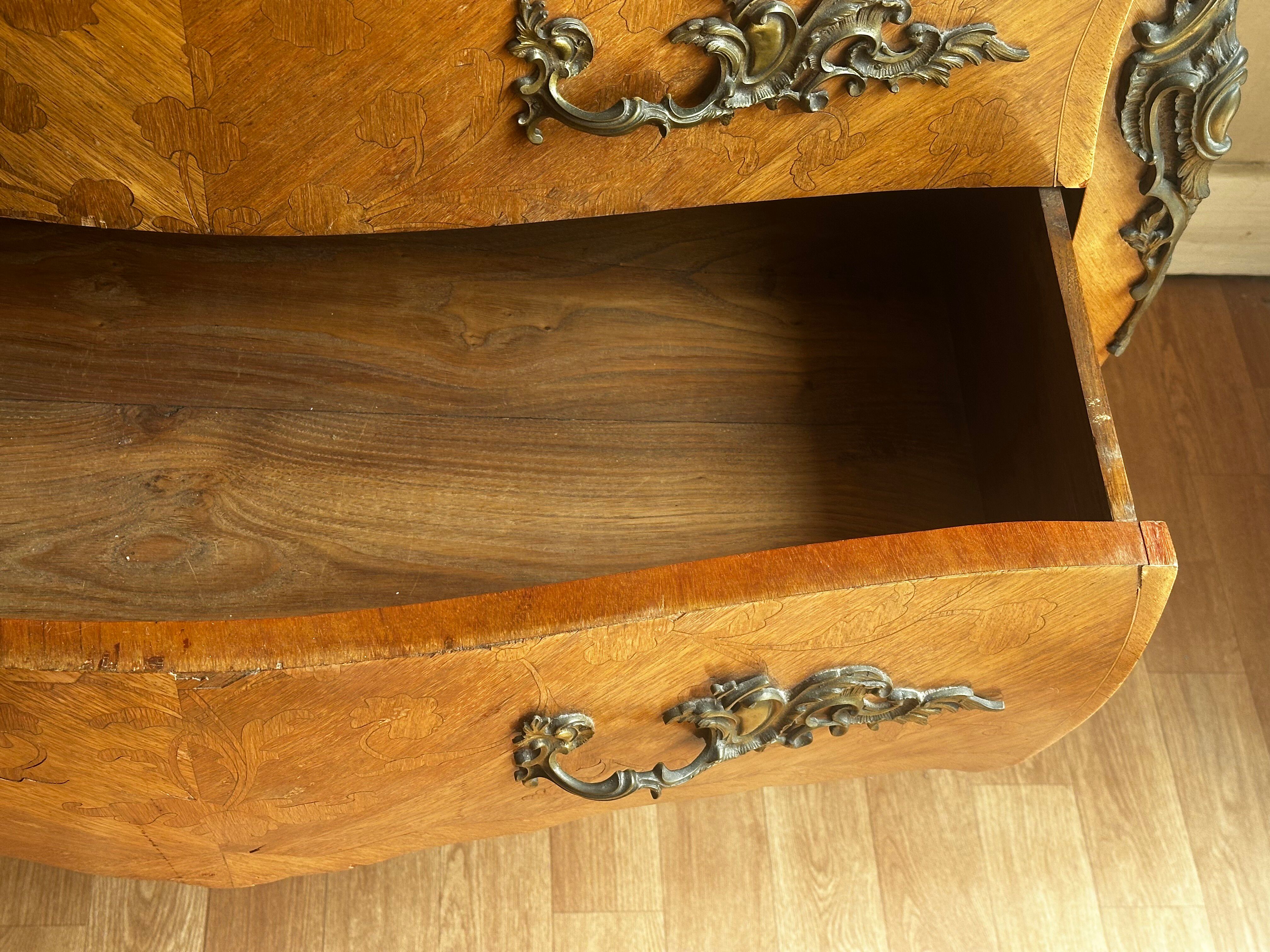 Commode galbée marquetée style Louis XV – plateau marbre- 19 e siècle