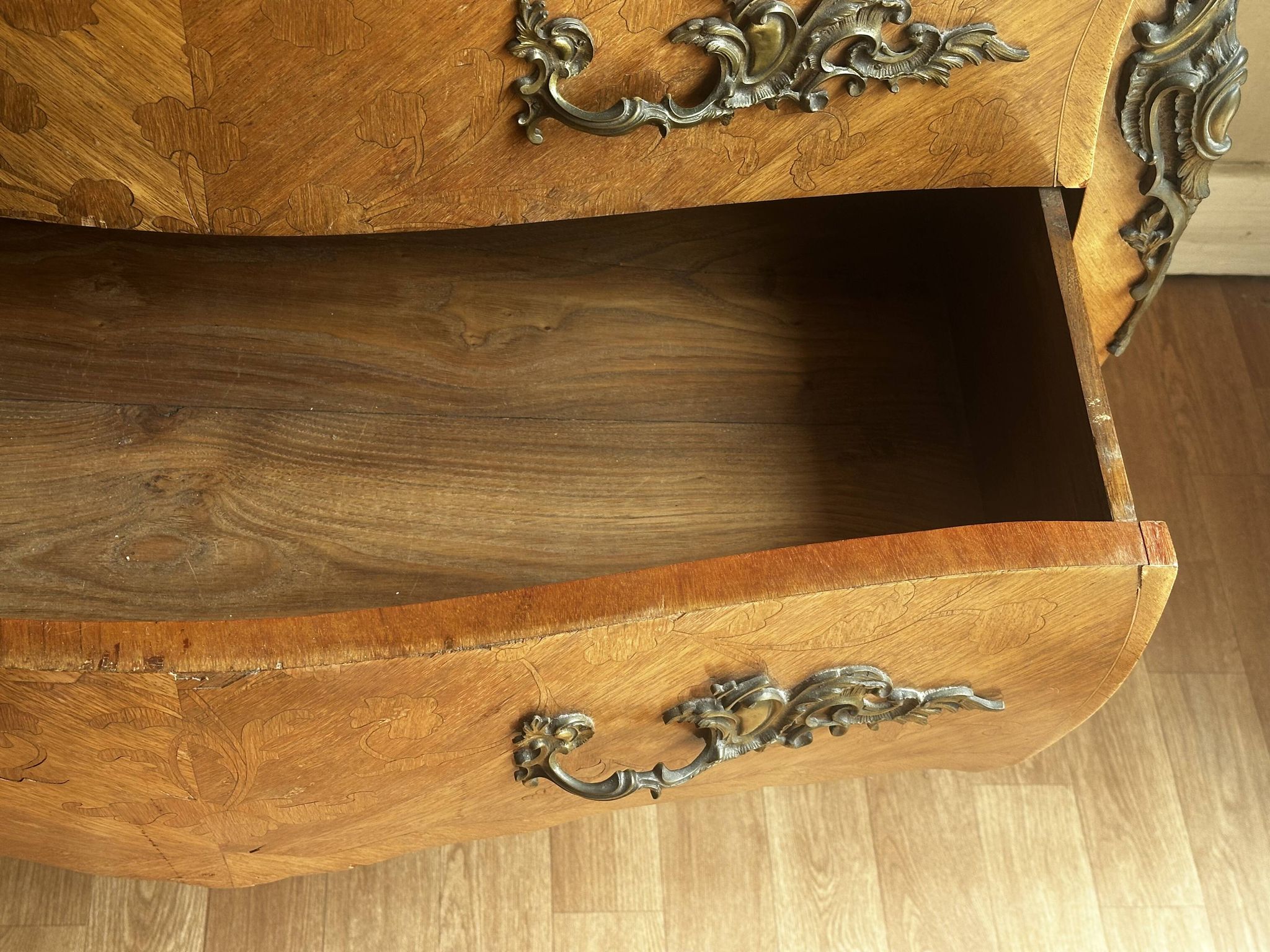 Commode galbée marquetée style Louis XV – plateau marbre- 19 e siècle