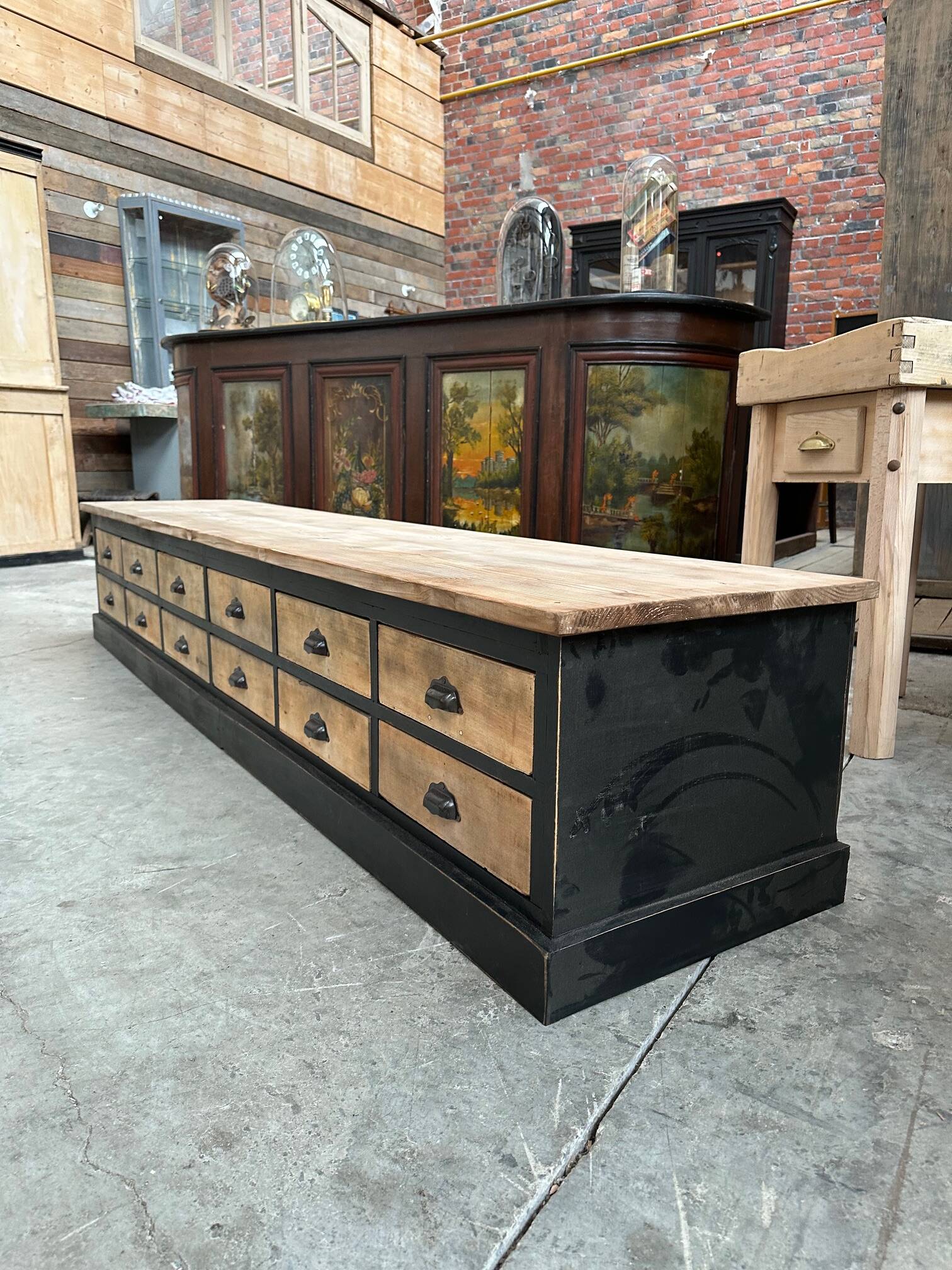Meuble télé réalisé dans un ancien meuble de métier