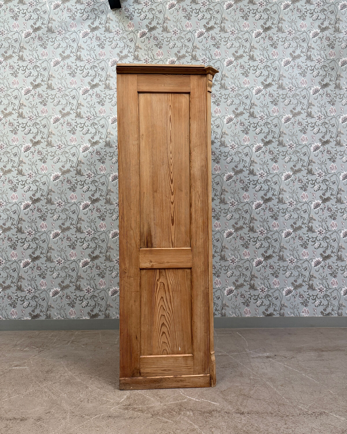 English four-door wardrobe (renovated)