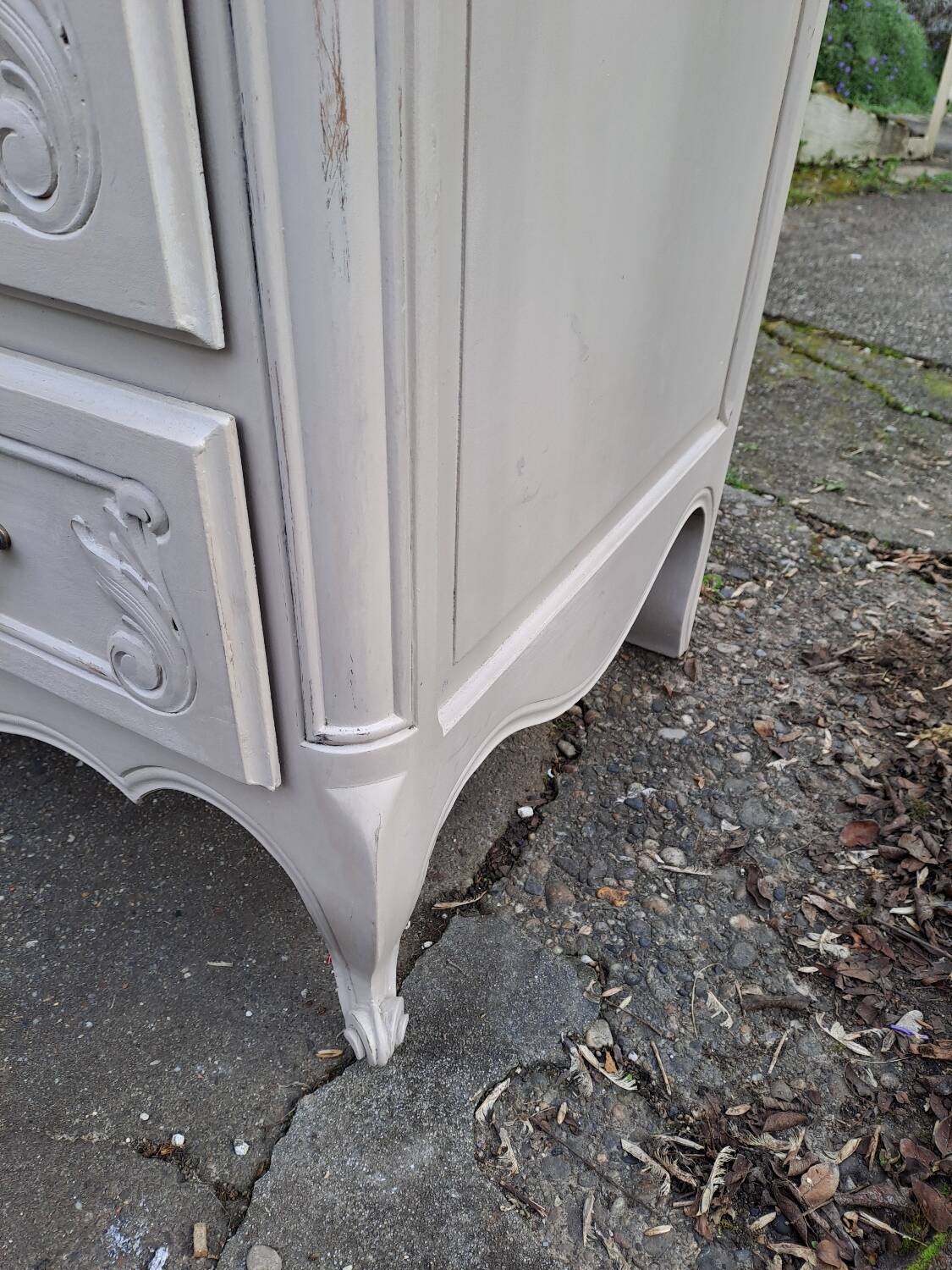 Commode de style louis xv  peinte