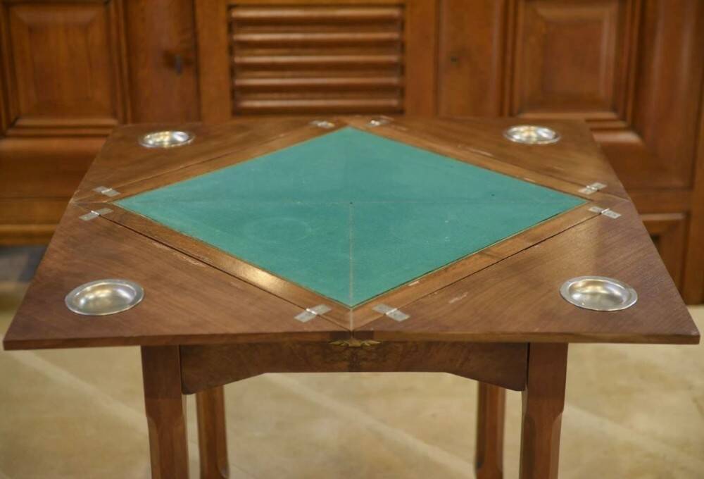 Art Deco game table in walnut from the 1930s.