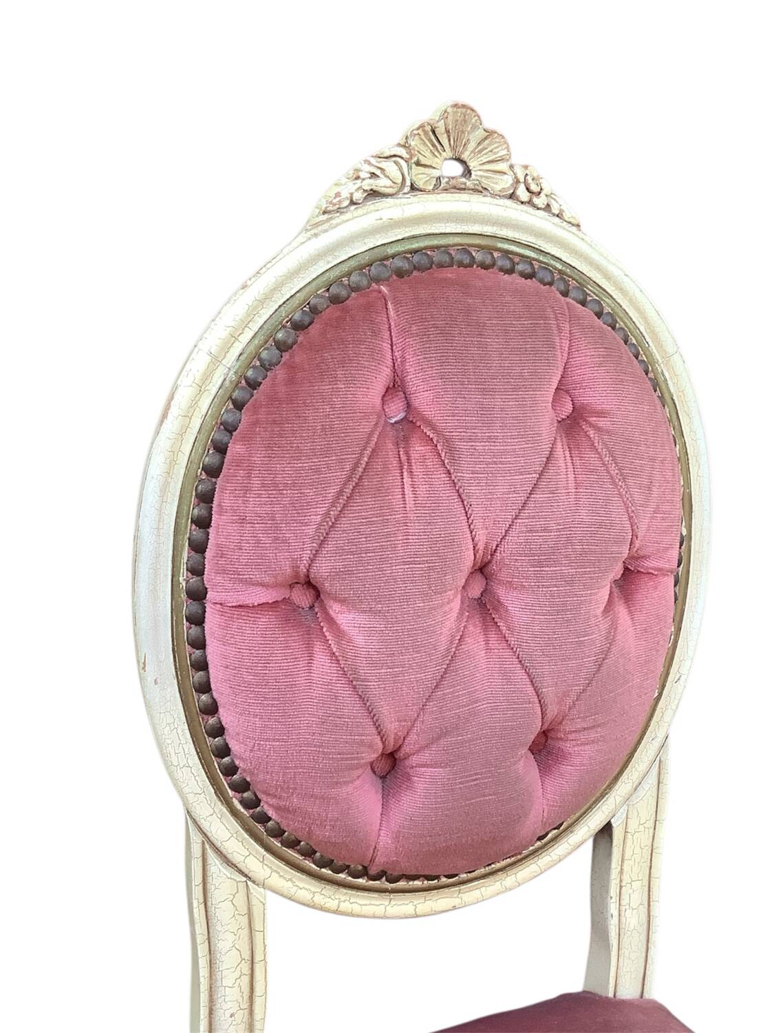 Chaise médaillon vintage – Bois patiné & velours rose poudré