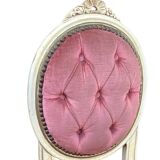 Chaise médaillon vintage – Bois patiné & velours rose poudré
