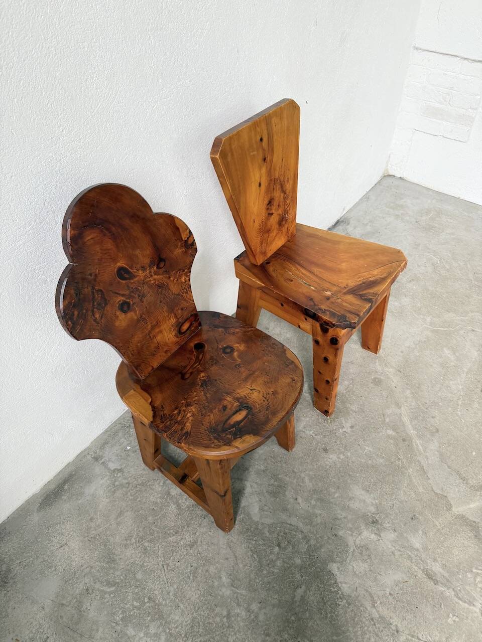 Paire de chaises brutalistes savoyardes en pin