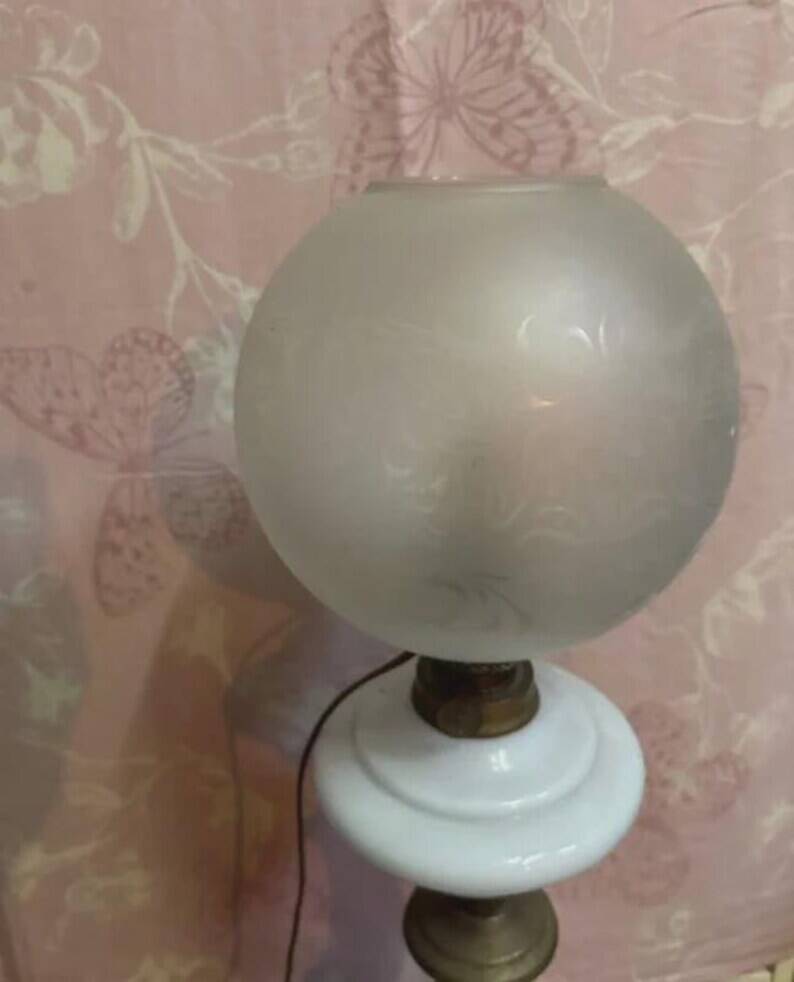 Napoleon III style salon lamp in white opaline with engraved globe – 19th / early 20th century
