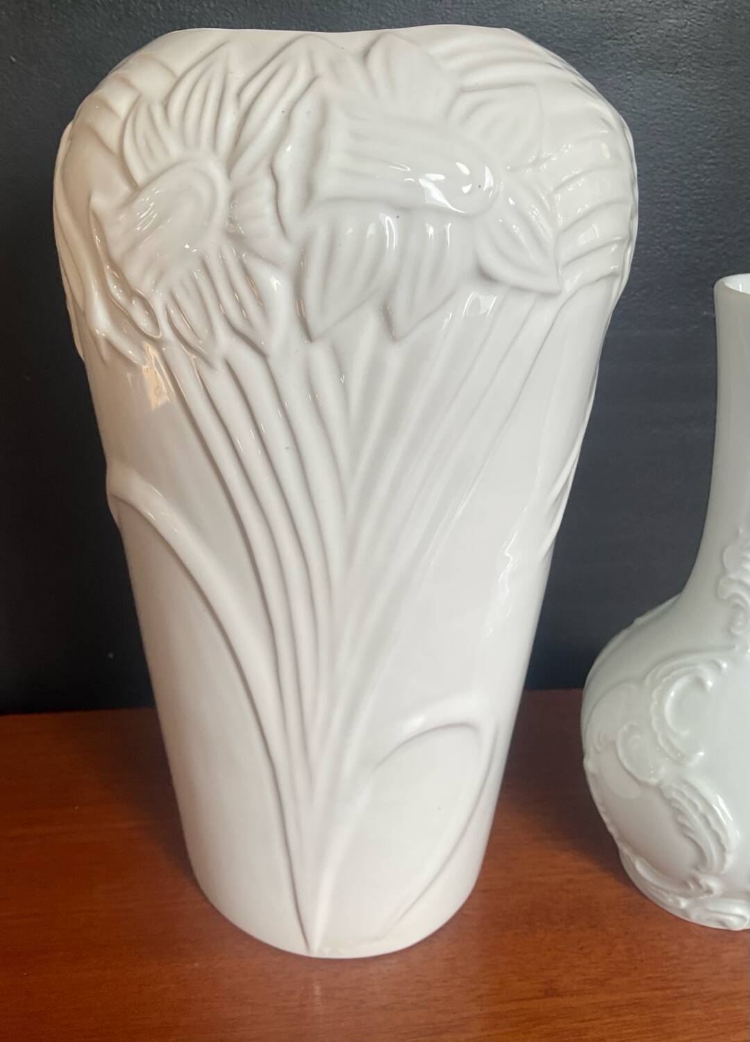 A pair of vintage vases in glazed porcelain.