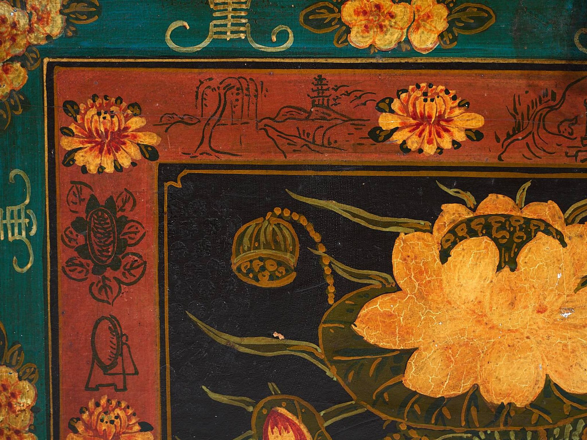Malle chinoise ancienne de couleur foncée avec des motifs floraux (c.1900) #2