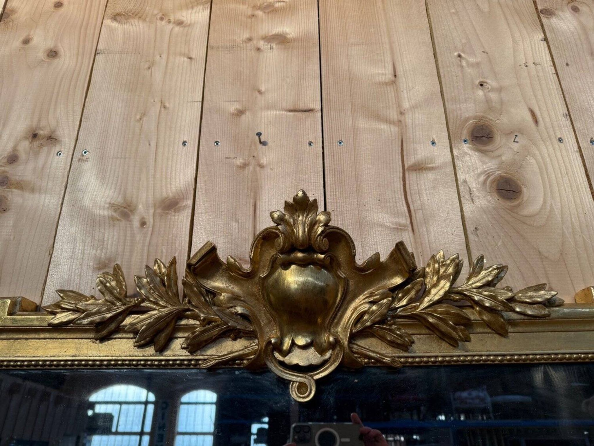 Miroir à fronton style Louis XVI en bois doré