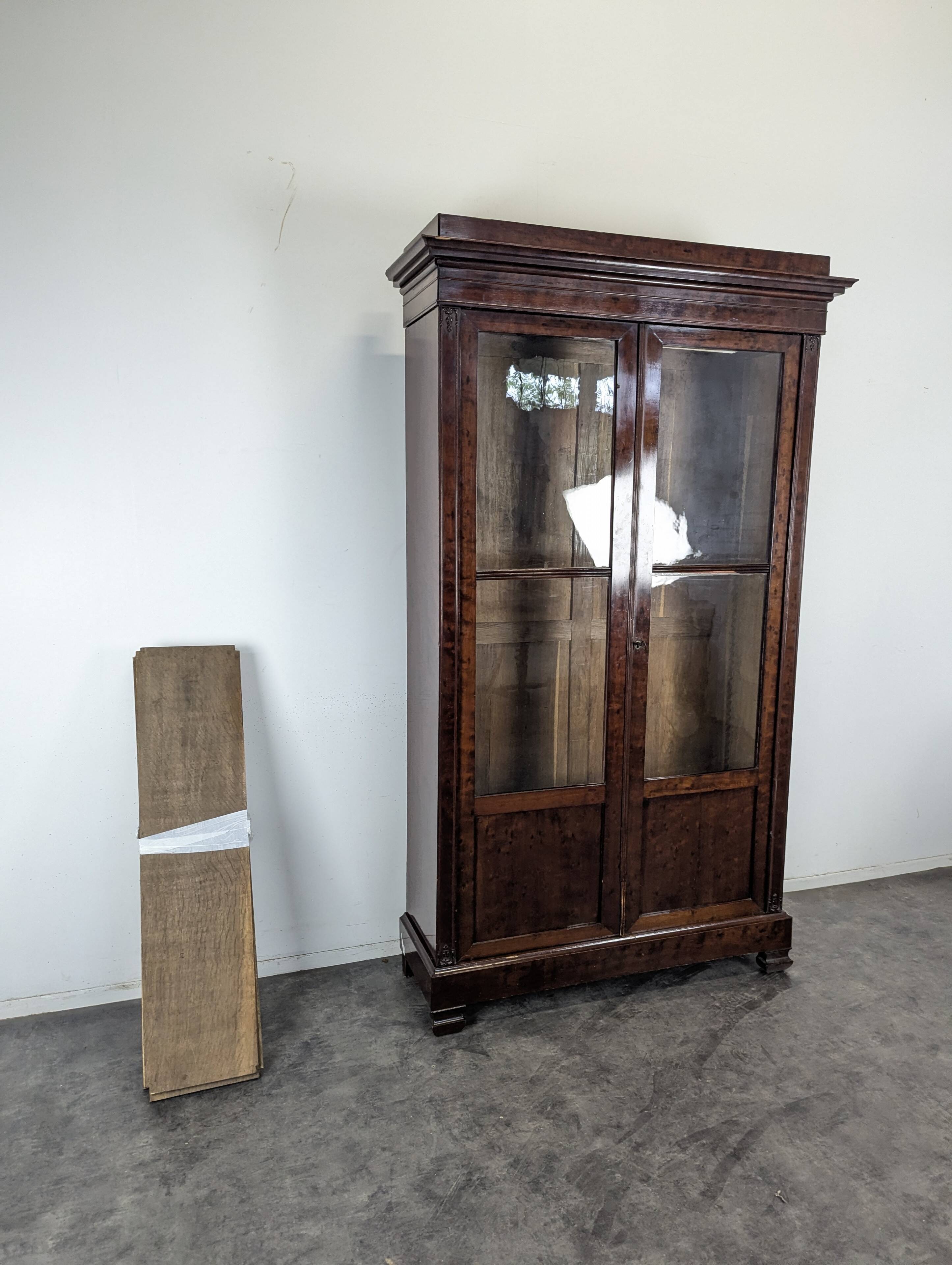 Vitrine Louis-Philippe en acajou à deux portes vitrées