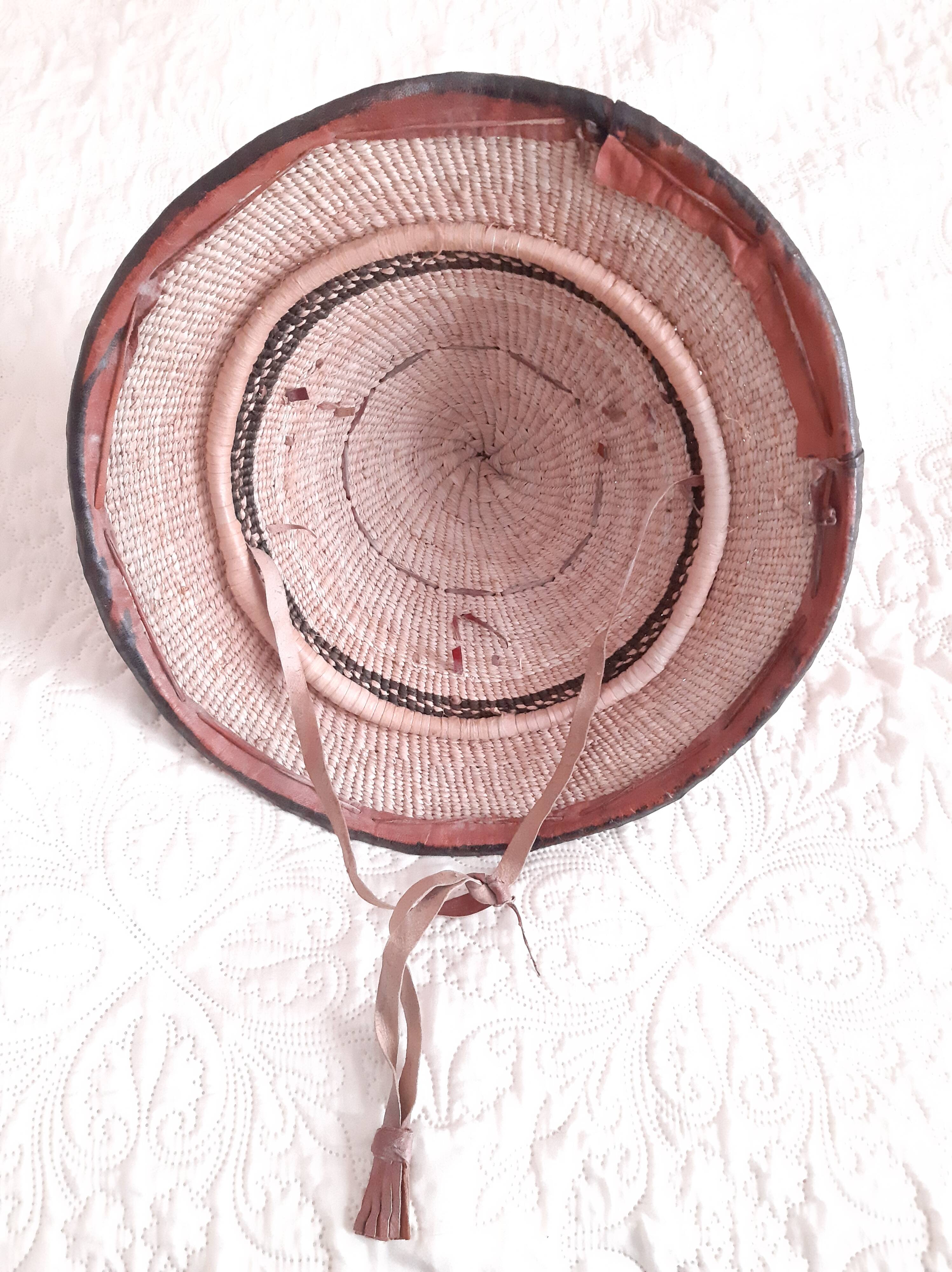 Old hat décor round, braided straw and leather