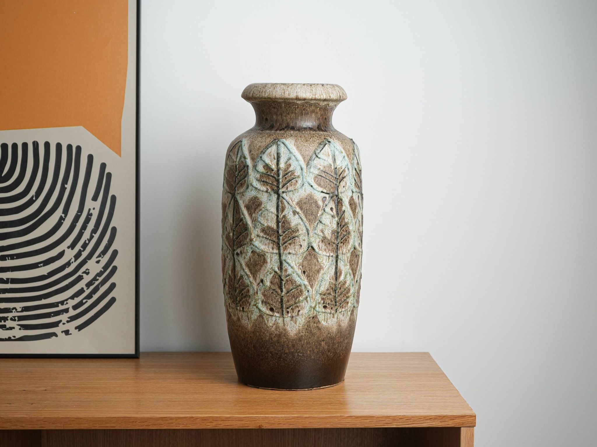 Vase en céramique Scheurich avec motif en relief botanique, Allemagne, années 1970.