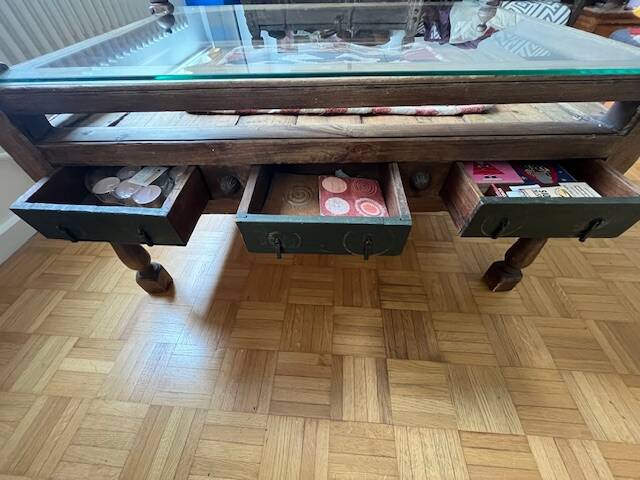 Table basse en bois massif avec tiroirs et plateau en verre – pièce unique