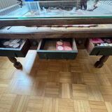 Table basse en bois massif avec tiroirs et plateau en verre – pièce unique