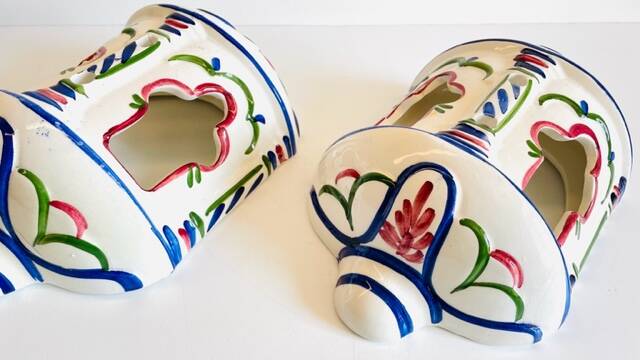 2 Vintage ceramic wall lights