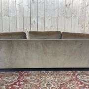 Canapé en velours beige époque 1980