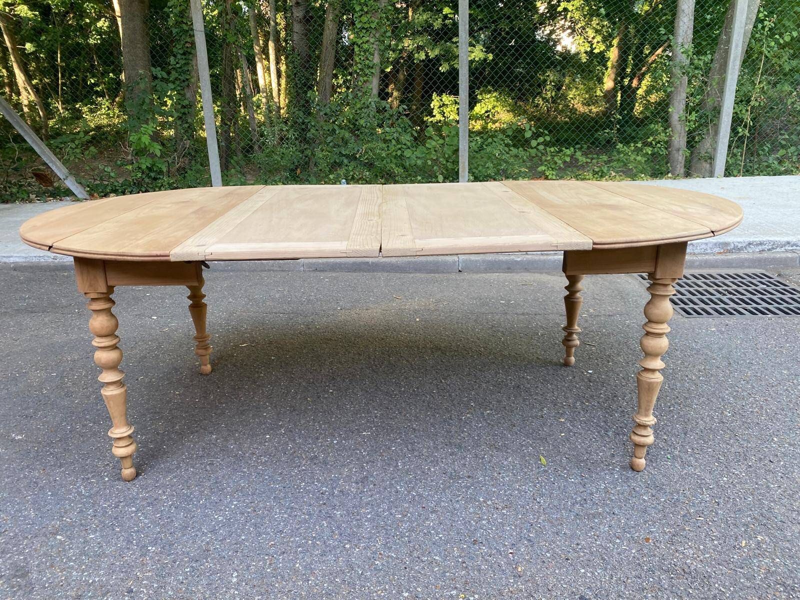 Table à manger ronde extensible à volets décapée en noyer brut 2 rallonges