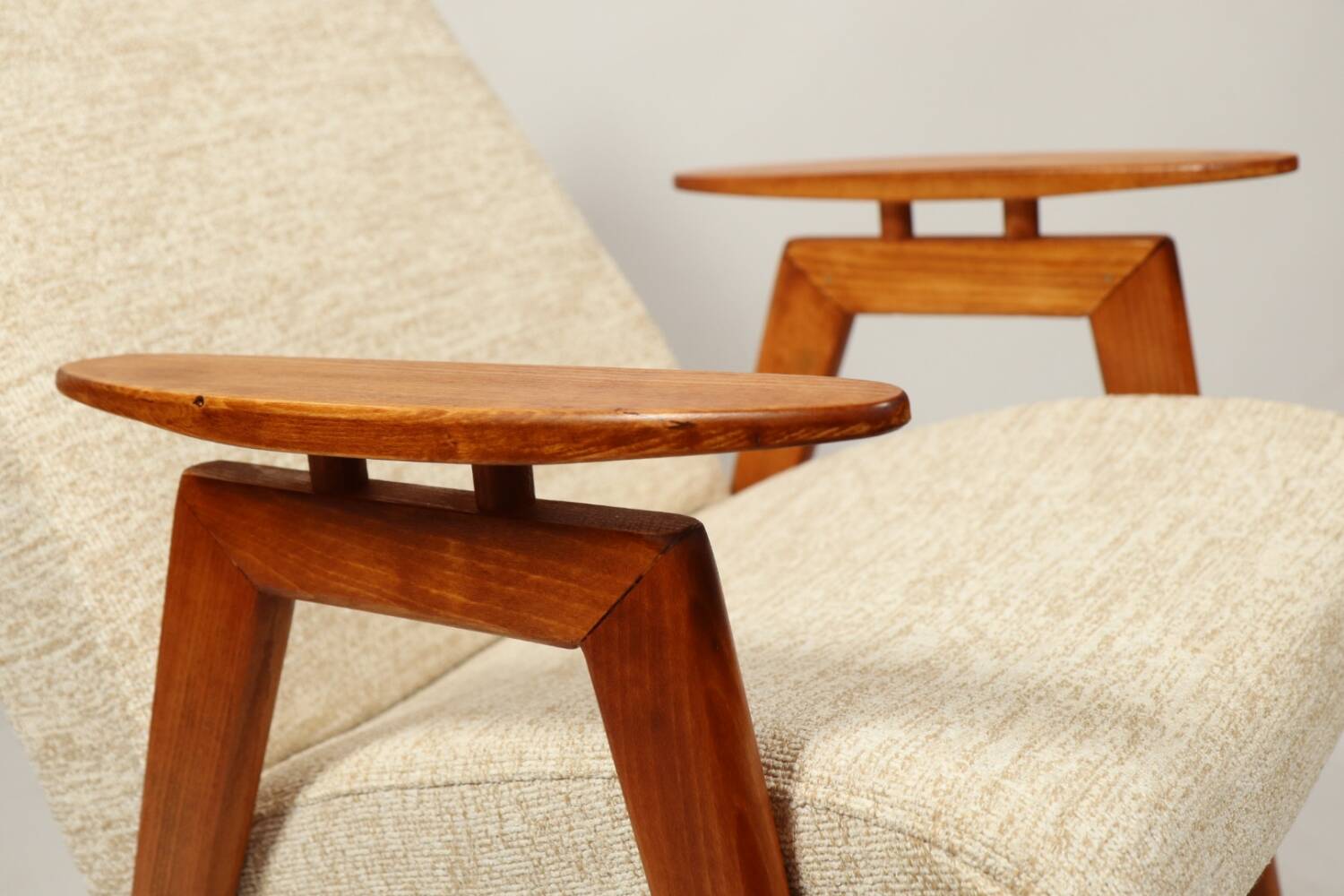 Fauteuil vintage moderne design par J.Smidek blanc beige revêtement bois naturel