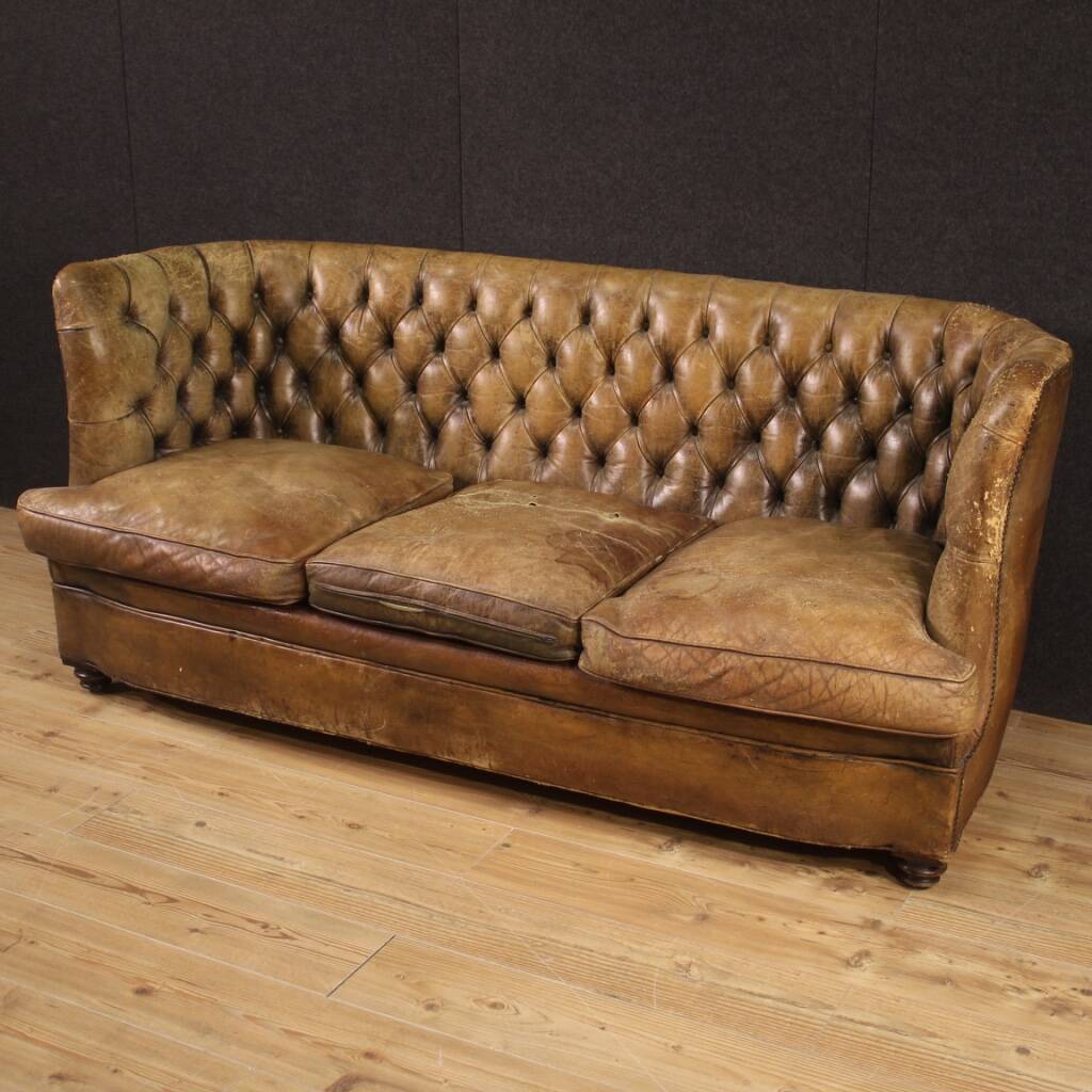 Grand canapé anglais Chesterfield en cuir des années 20
