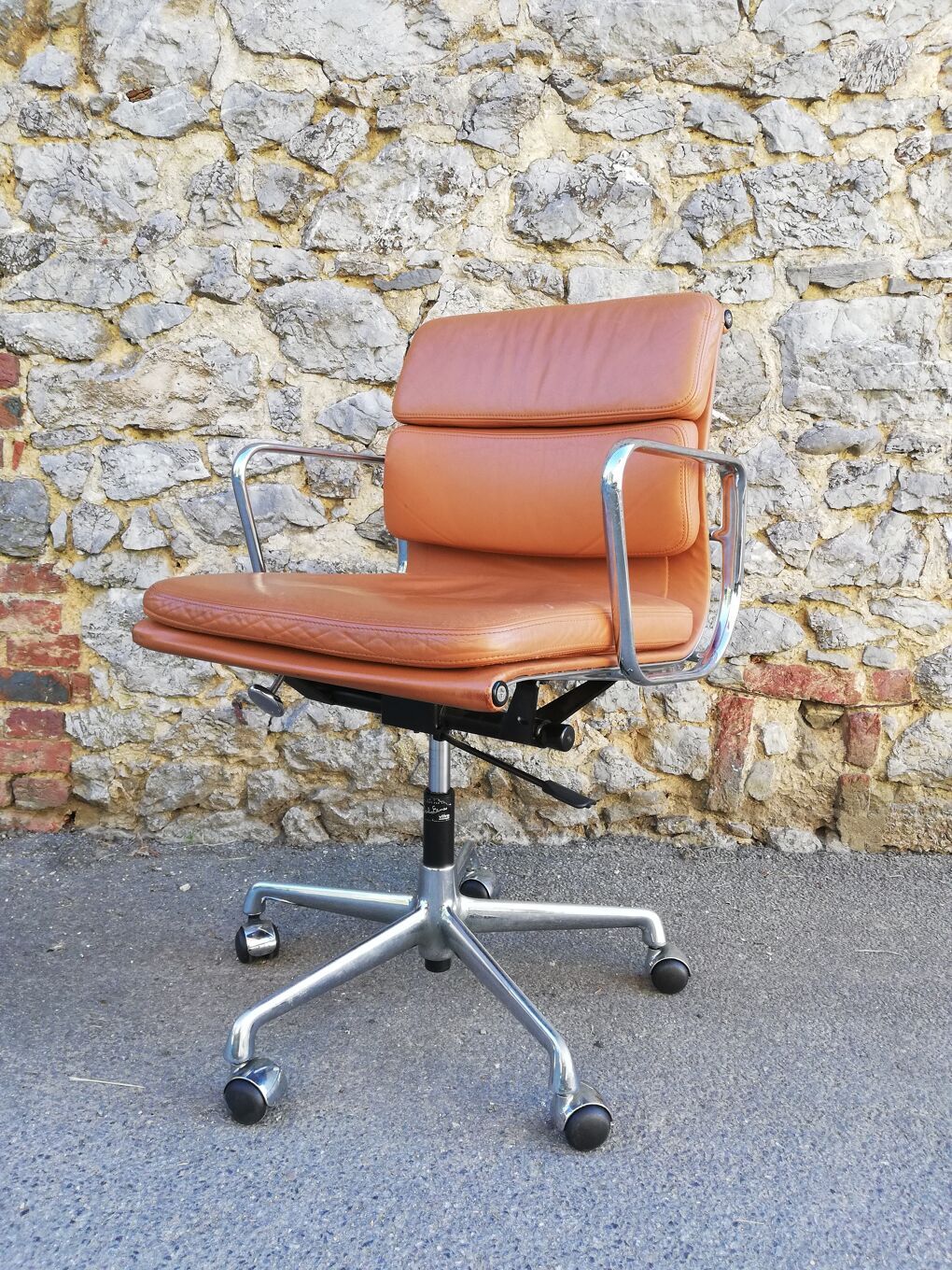 Soft pad E 217 chair by Charles & Ray Eames