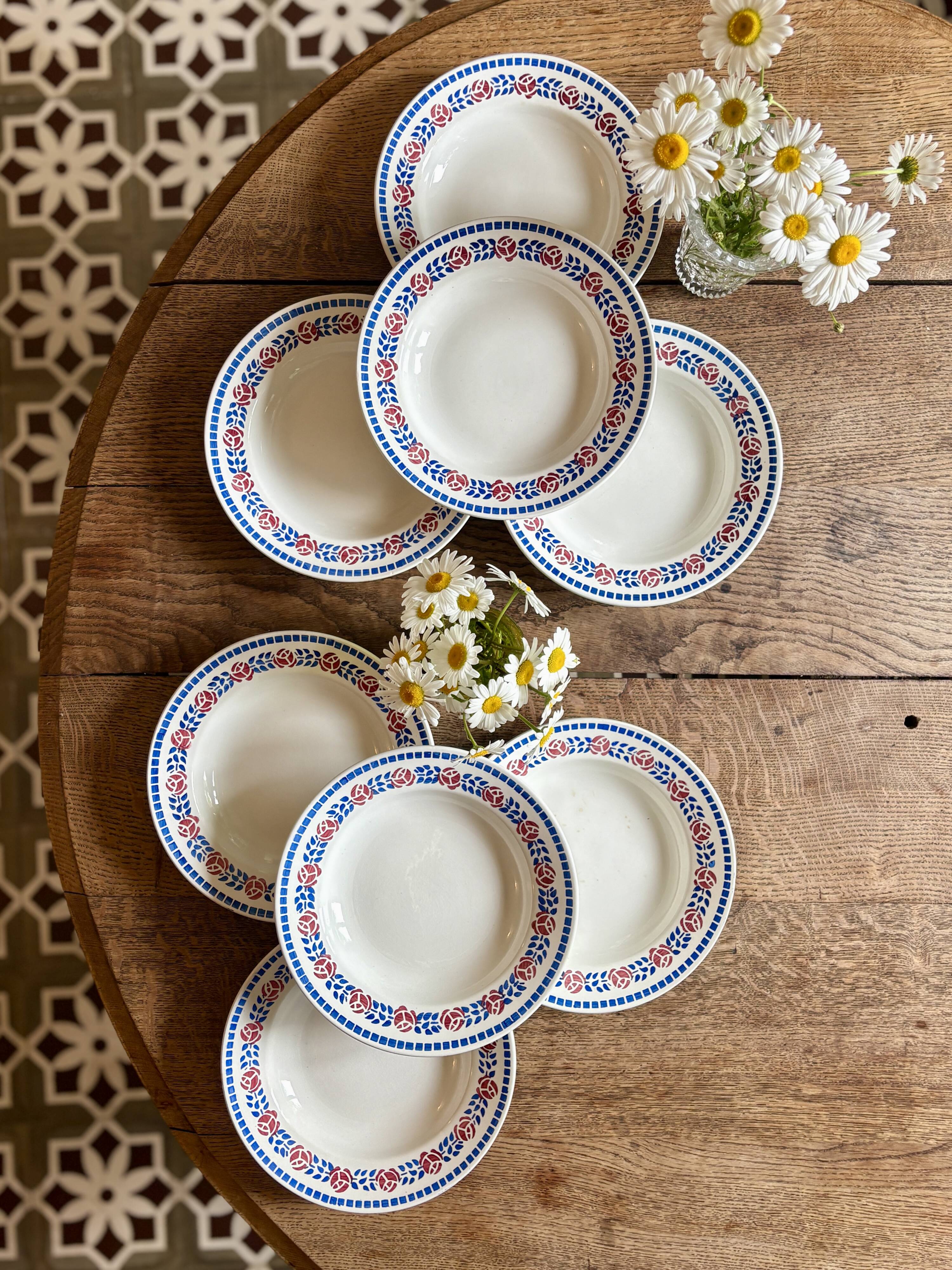Set of 8 vintage deep plates